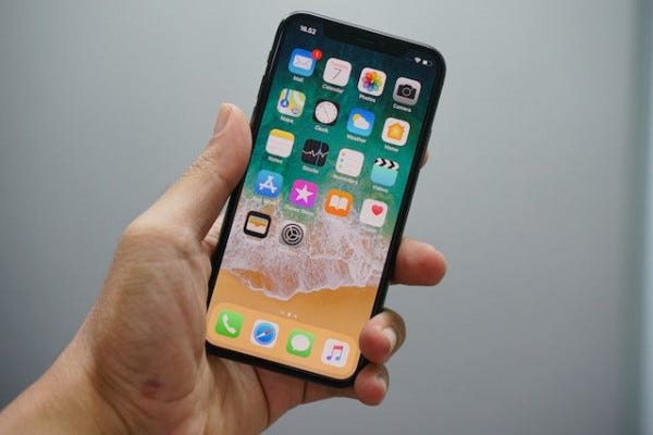 Judul: Mengapa Banyak Orang Memilih iPhone Meski Harganya Mahal?