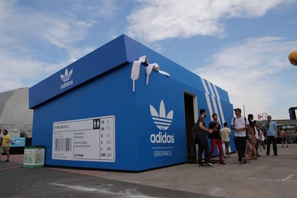 Bron: https://designtaxi.com/news/355902/An-Adidas-Pop-Up-Store-That-Looks-Like-A-Giant-Shoebox/