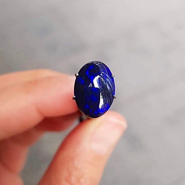 How to wear blue sapphire stone. Blue sapphires can be worn in a