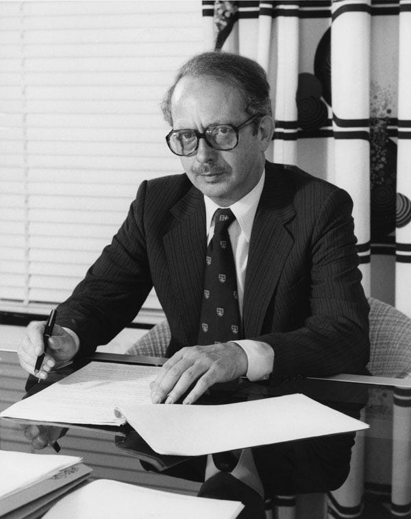 Dahrendorf, Simmel and the mini metro paradox