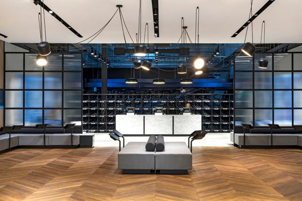 Il più grande rivenditore polacco di scarpe online sbarca in Italia,  progetta il negozio ad alta tecnologia e lancia un nuovo modello di Store  che integra on-line e off-line | by stefano