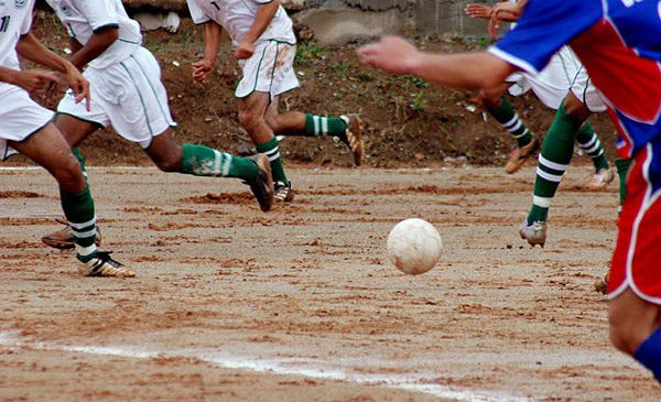 6 jogadores de futebol nascidos nos campos da várzea