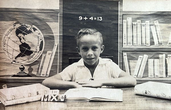 Sena quando criança, na escola, no início dos anos 1960