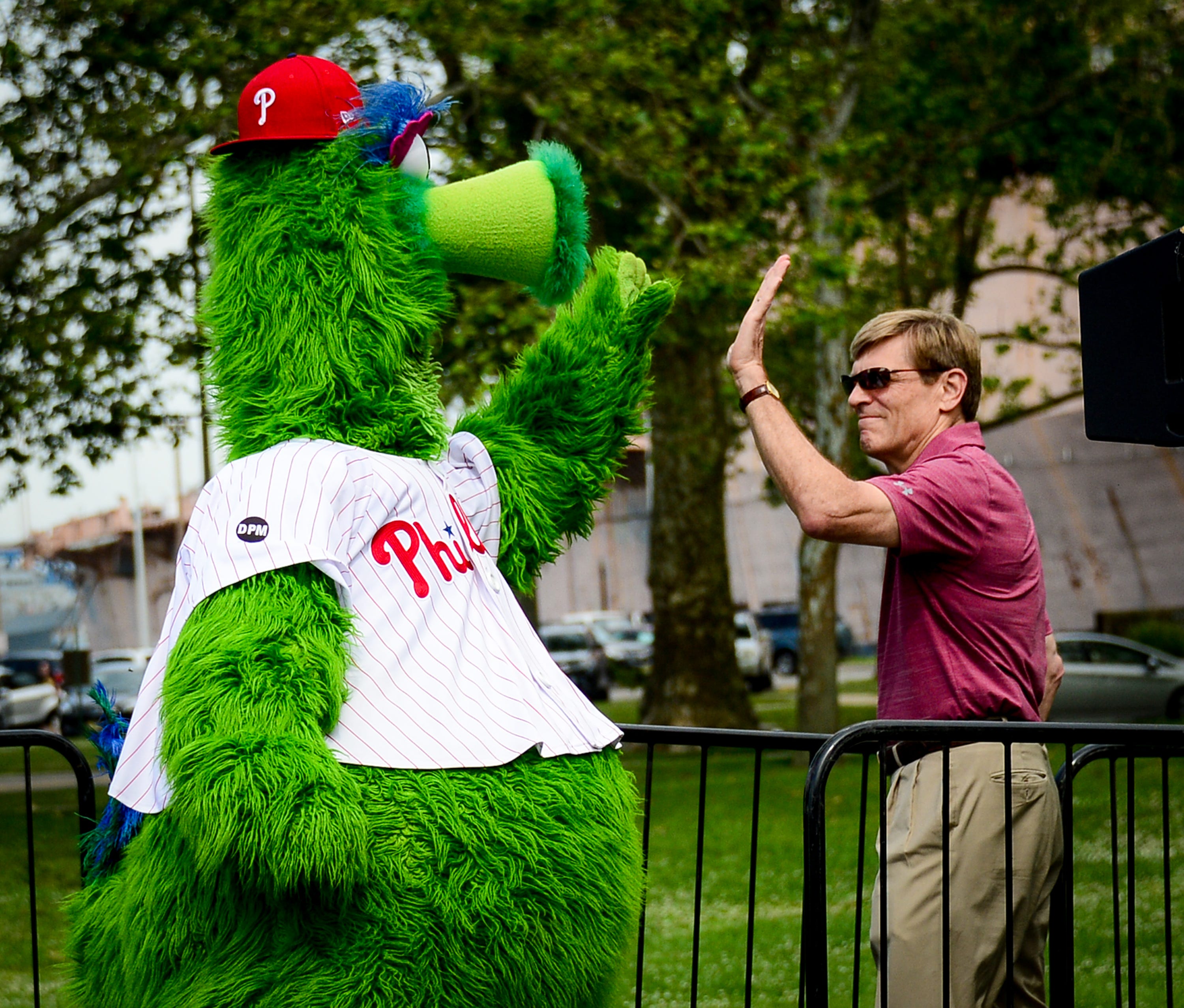 Phillies Rhys and Jayme Hoskins host Go Yard to raise awareness against  Muscular Dystrophy – Philly Sports