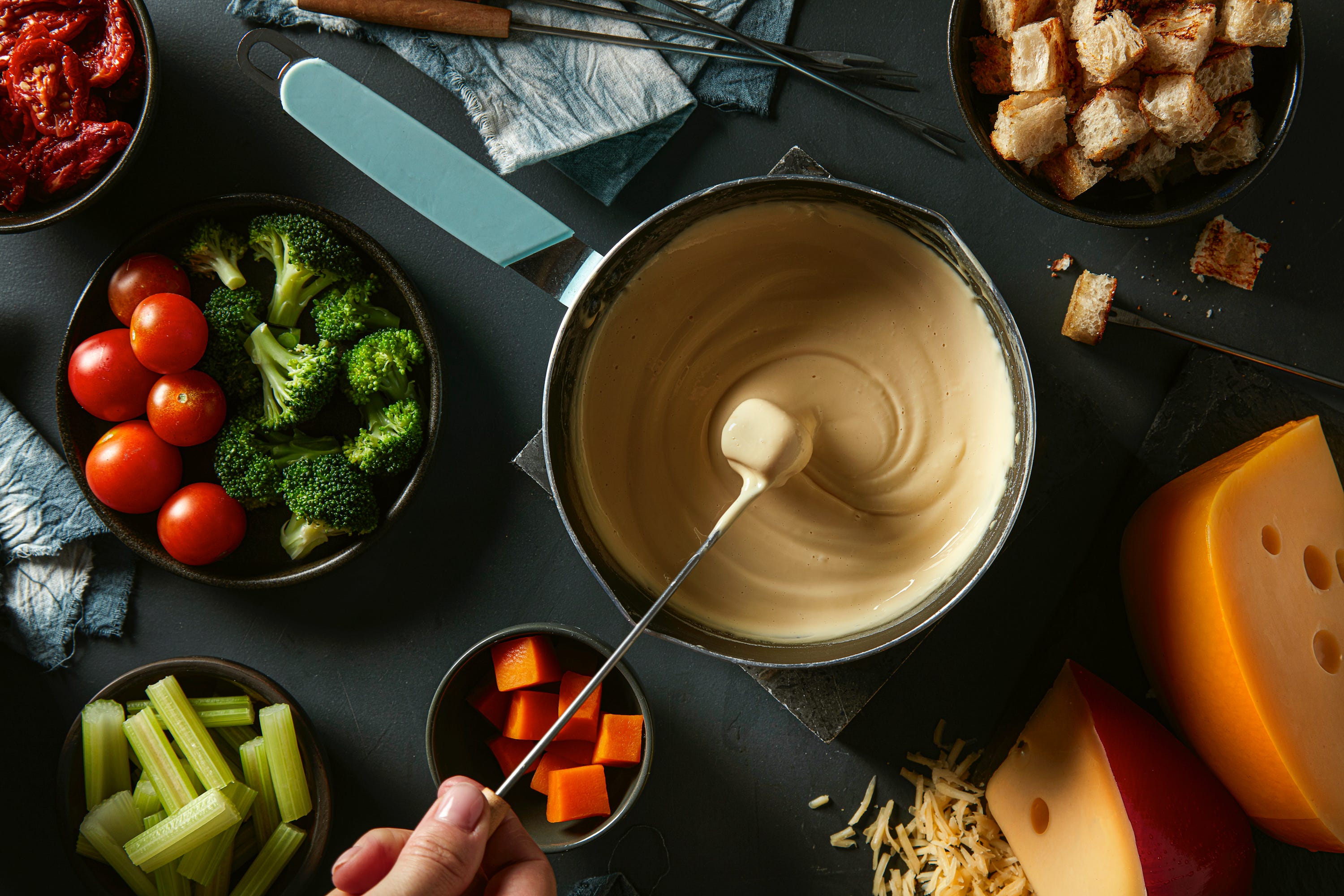 Las fondues más adecuadas para preparar carnes, quesos y chocolates