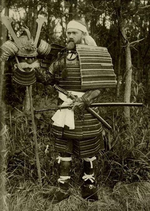 巴什福德．迪安博士本人，身穿日本大鎧