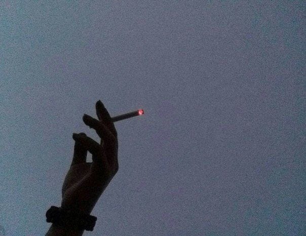 El cigarrillo es como un mejor amigo que te apuñala por la espalda.