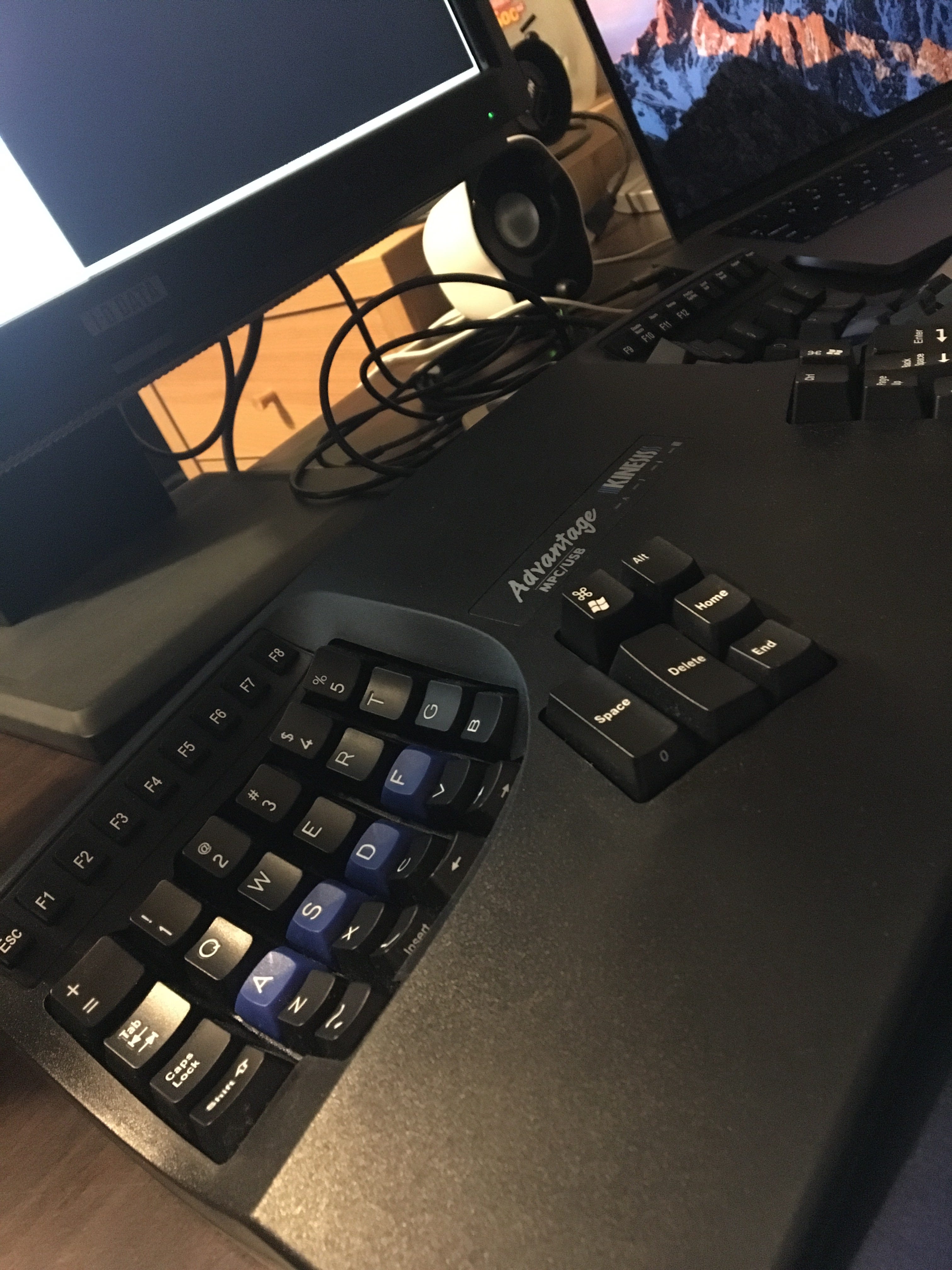 Kinesis AdvantageとErgodox Ezとの比較. 友人の家に遊びに行ったら