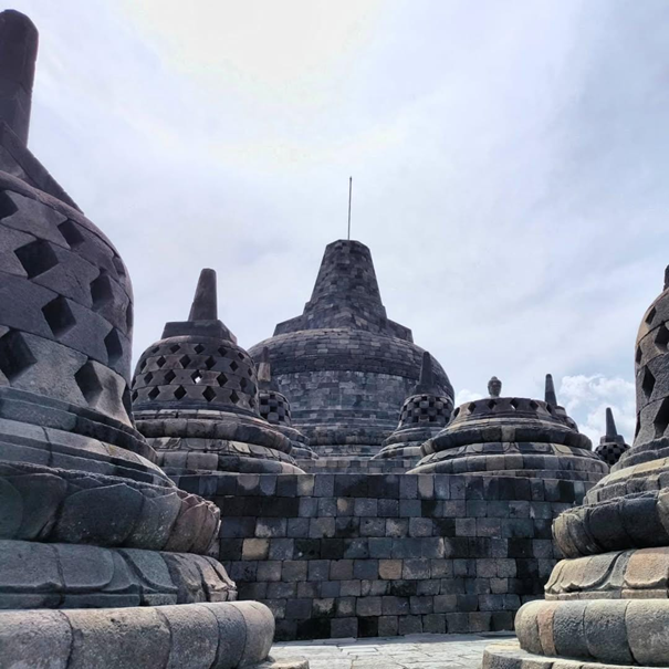 Menapaki Tiga Dunia: Makna Tersembunyi di Balik Susunan Borobudur