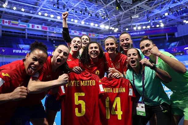 Fonte: Ezra Acayan FIFA / Colaborador Legenda: Jogadoras espanholas a dedicar a Vitoria a companheiras que se lesionaram ainda na preparação para o torneio