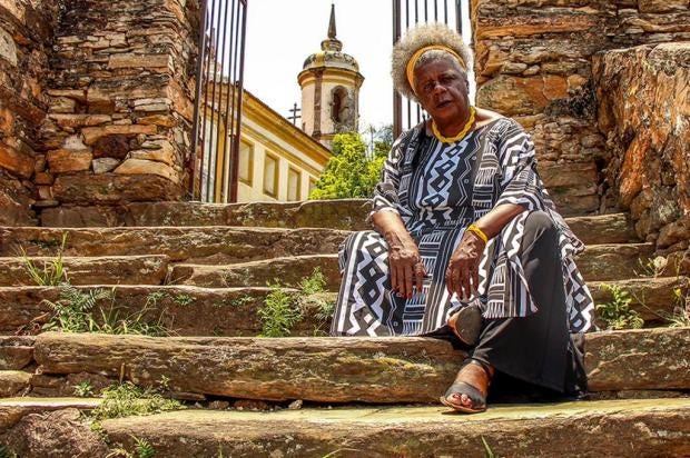 “…É tempo de caminhar em fingido silêncio, e buscar o momento certo do grito…”