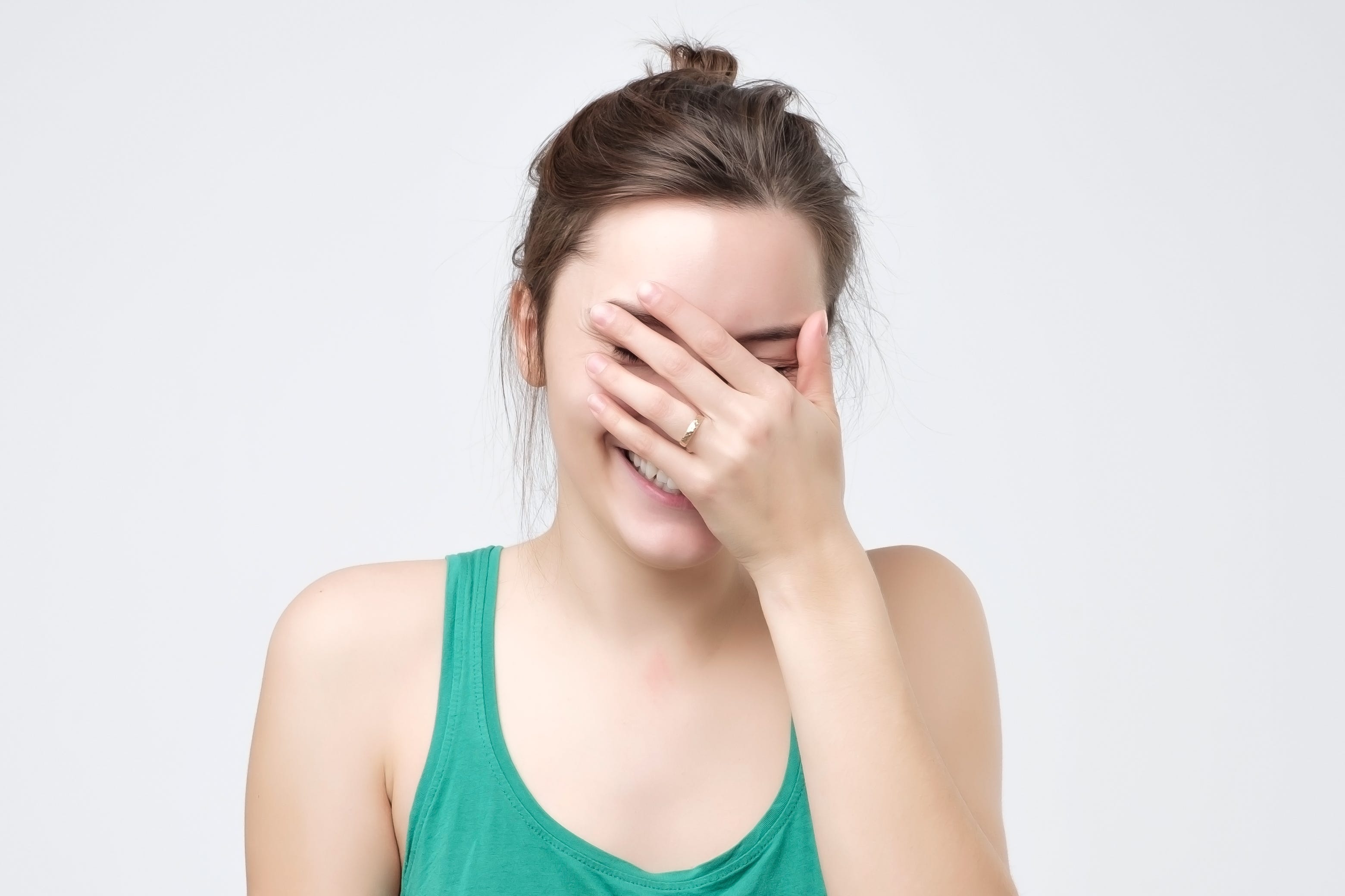 Женщина закрывает рот. Прикрывает рот рукой. Прикрывает рот от удивления. Почему человеку закрывают рот. Прикрывает рот рукой.