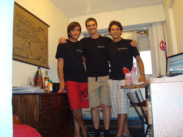Federico Toledo, Matías Reina y Fabián Baptista, con la primera camiseta de Abstracta. 10 años más tarde (2018), Sofía Palamarchuk se sumaría como socia.