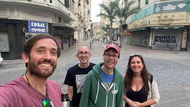 Dando la bienvenida a Darrel y su esposo Kevin en Ciudad Vieja en Montevideo, cuando visitaron Uruguay en 2022.