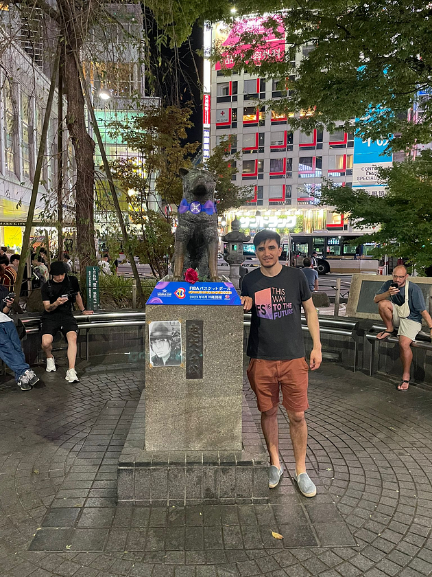 Germán junto a la Estatua de Hachiko en Shibuya, Tokio.