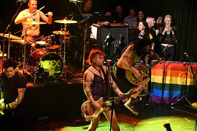 Apakah Menjadi Punk Berarti Harus Mendukung LGBTQ?