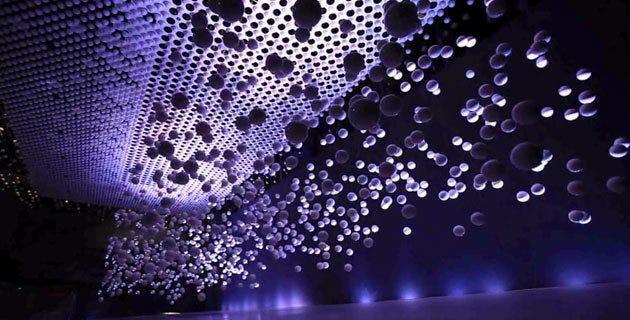 大量の球体が動き、輝き、驚異のアート空間を作る！キネティック