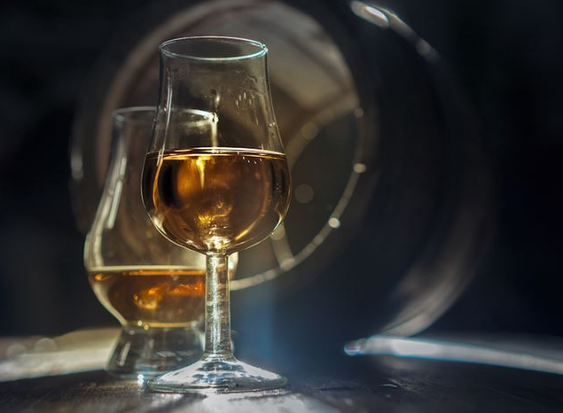 Come la filtrazione a freddo influisce sul whisky