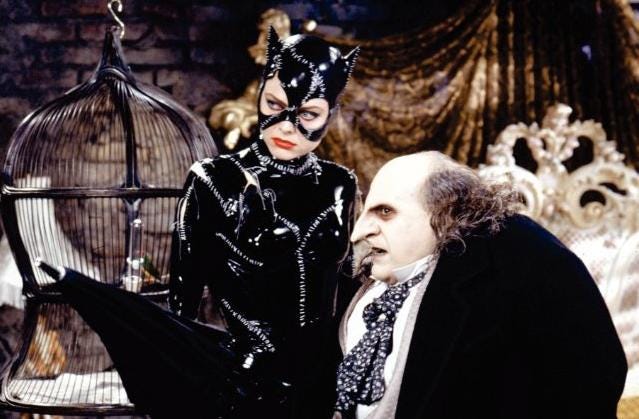Foto Catwoman dan Penguin sedang berakting dari film Batman karya sutradara Tim Burton yang rilis tahun 1989