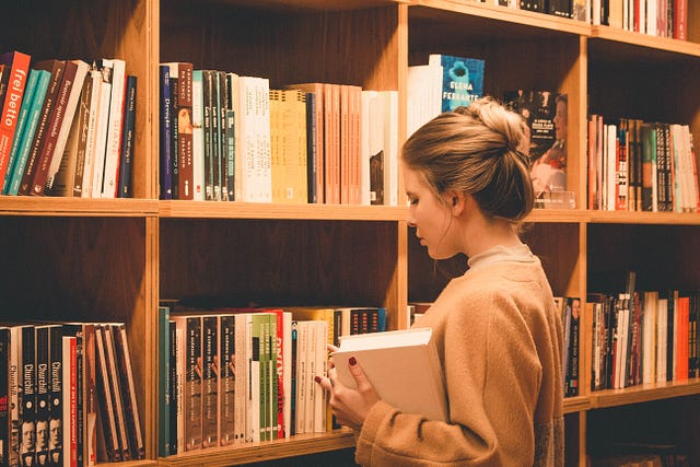 NumPy数组中的数据像书架上的书一样紧密排列。照片来源：Eliabe Costa on Unsplash