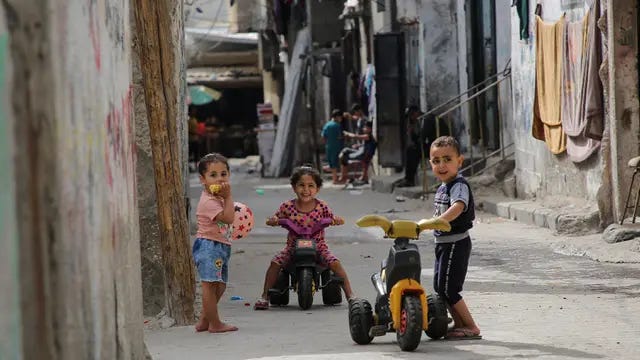 Anak-anak Palestina tampak bermain di kamp pengungsi Shati di Gaza City, Palestina, pada 7 Juni 2020. Kamp pengungsi Al-Shati tersebut merupakan tempat hampir 86.000 warga Palestina hidup berdekatan satu sama lain