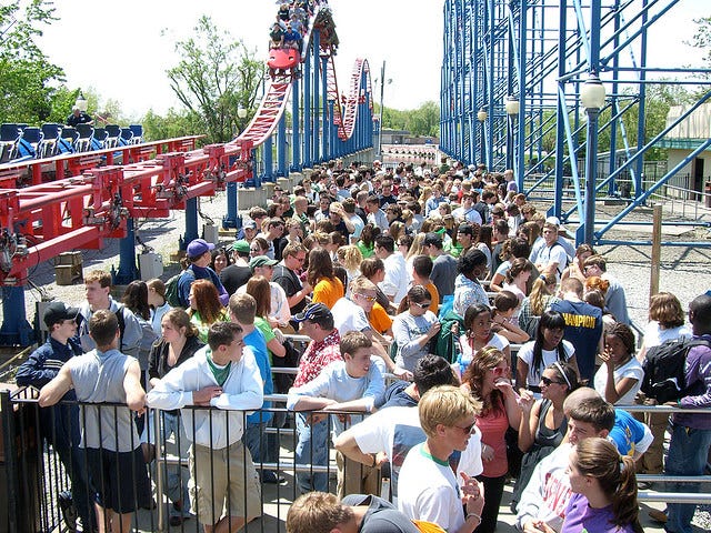 люди стоят в очереди. аттракционы в парке победы липецк. биг лав шоу 2023. парк аттракционов очередь. много людей в магазине.
