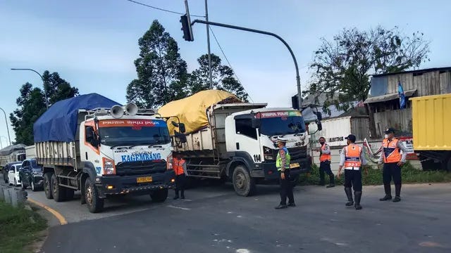 Membandel nekad beroperasi di luar jam operasional, sebanyak 33 truk tanah, diamankan Polisi dalam operasi gabungan bersama Dinas Perhubungan Kota Tangerang dan Kabupaten Tangerang, Minggu (14/1/2024).