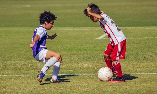 Dois Futebol Masculino, Jogadores De Futebol Driblando Bola No