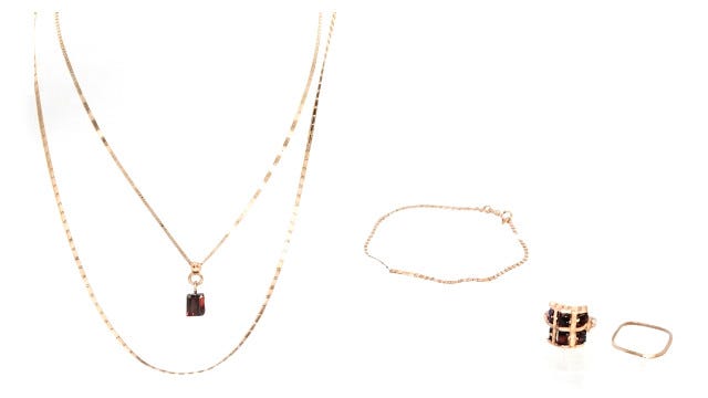 <Old 8②><Old 8③> A deep crimson garnet — the larger the stone, the more mysterious its allure —…