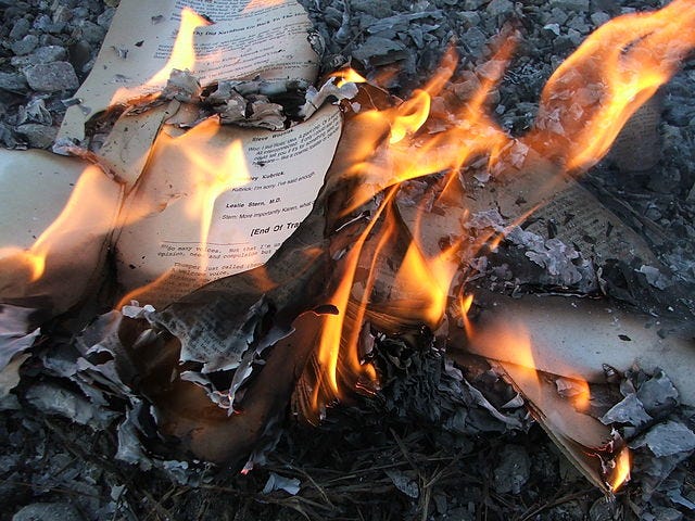 Sampah: Dibakar atau Ditumpuk?