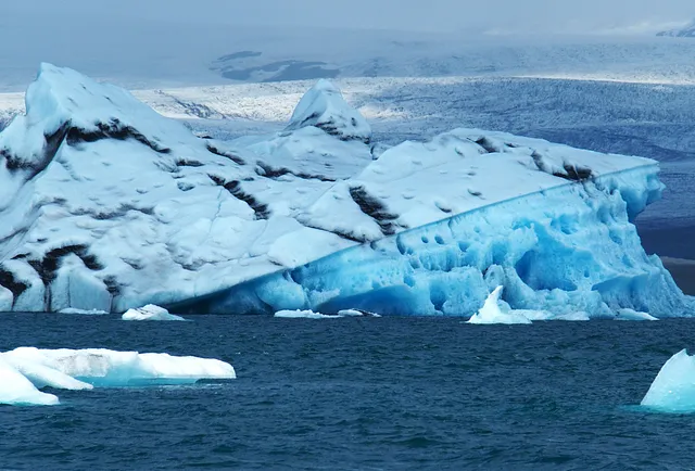 Iceberg islandais incliné (image de l'auteur)