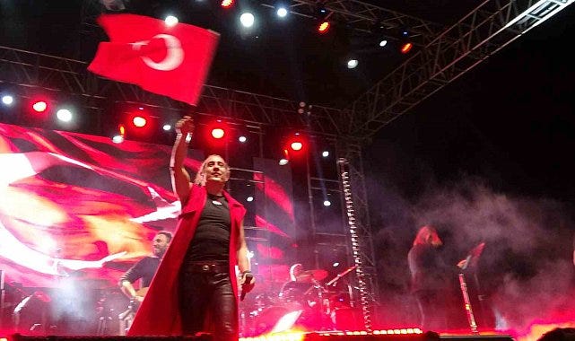 Kıraç Cumhuriyetin 100. yıl marşını ilk kez Kozan’da hayranlarına dinletti