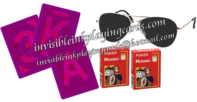 Gezinkte karten mit brille. GS markierte Karten Shop normalerweise