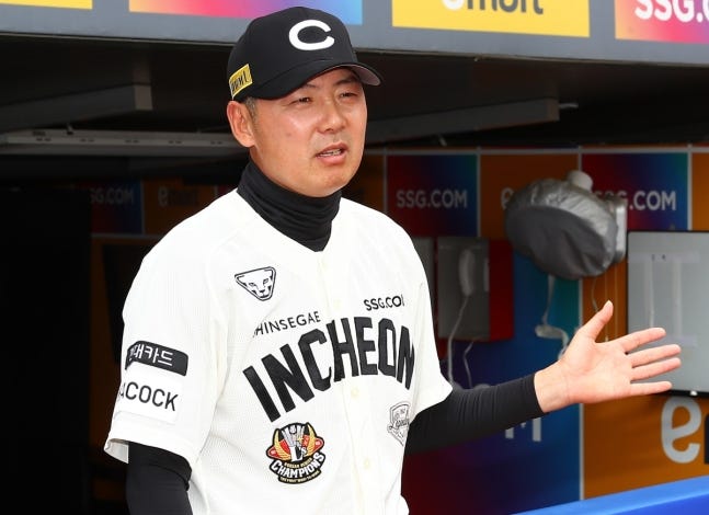 Manager Kim Won-hyung applauds Moon Seung-won’s dedication to pitching four times a week in a…