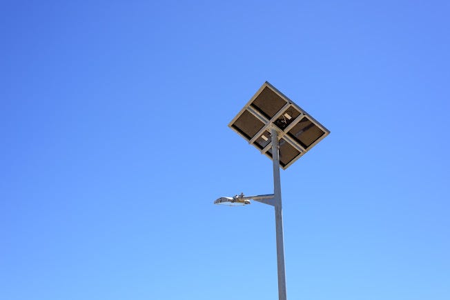 Lampu Solar Tahan 12 Jam: Solusi PJU Hemat Energi Tanpa Biaya Listrik
