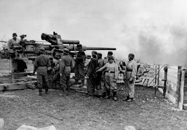 Truppe tedesche sparano contro le truppe sovietiche su un ponte sul fiume Oder con un cannone antiaereo da 8,8 cm.