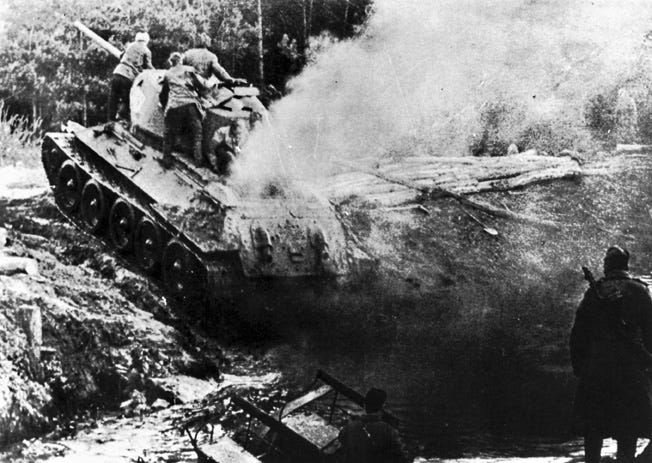Un carro armato sovietico T-34 attraversa il fiume Oder durante la battaglia delle alture di Seelow, il 18 o 19 aprile 1945.