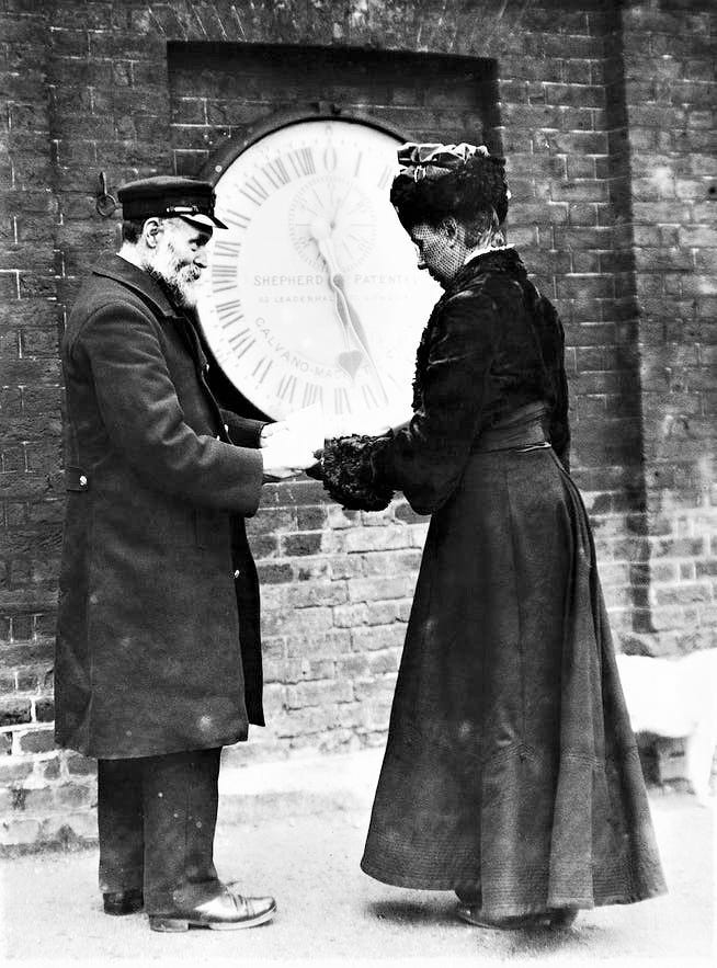 Ruth Belville outside the gates of the Greenwich Observatory, 1908. Public Domain