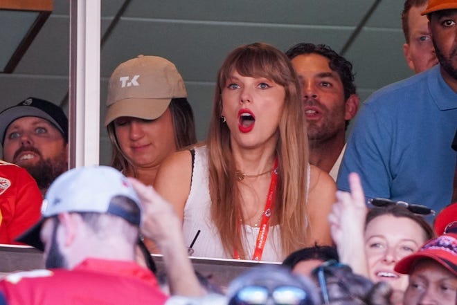 Taylor Swift Cheers on Travis Kelce at Chiefs-Jets