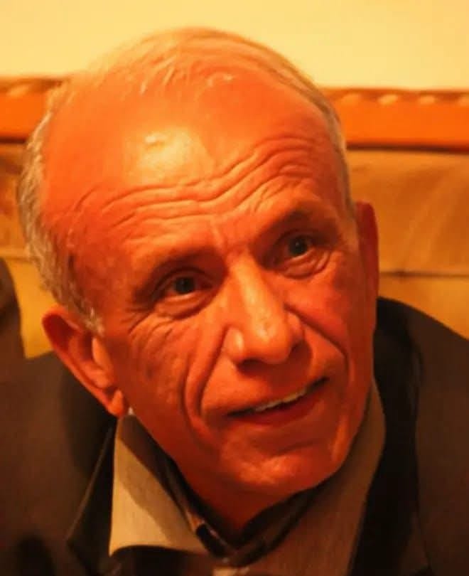 قنديلُ فكرٍ وموقفِ حق