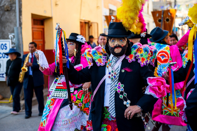 The Chonguinada is a colorful ceremonial dance from Junín — and a satire of the Spanish colonial rulers. Men wear masks with pale skin and blue eyes, women appear in shimmering, ornate dresses. The dance parodies the elegance of Spanish aristocracy and remains a living cultural tradition of the Andes to this day. (Image source: poolps/shutterstock, 2024)