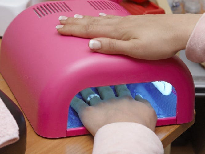 Pregúntele al experto: ¿Son seguras de usar las lámparas UV en los  secadores del salón de uñas? - La Fundación del Cáncer de Piel