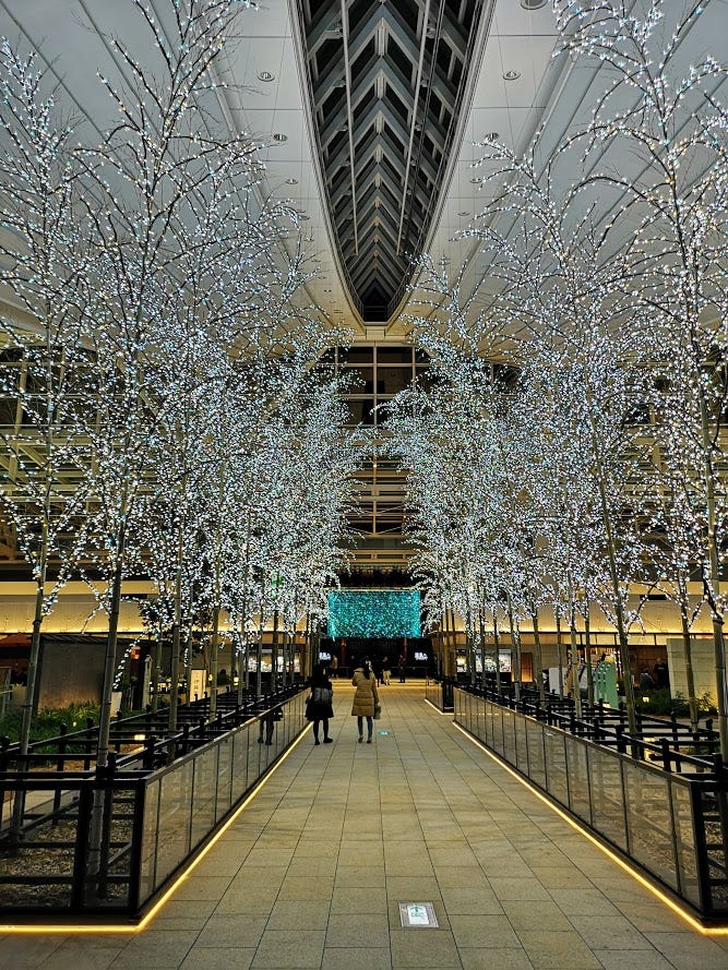 ที่สนามบินฮาเนดะมีการประดับไฟภายในสนามบิน สวยงามมากๆ ครับ