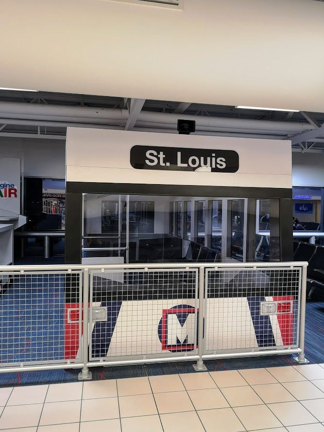 ที่นั่งรอขึ้นเครื่องถูกปรับแต่งให้เป็นรถไฟ Metro Link รถไฟฟ้าของเมือง St Louis