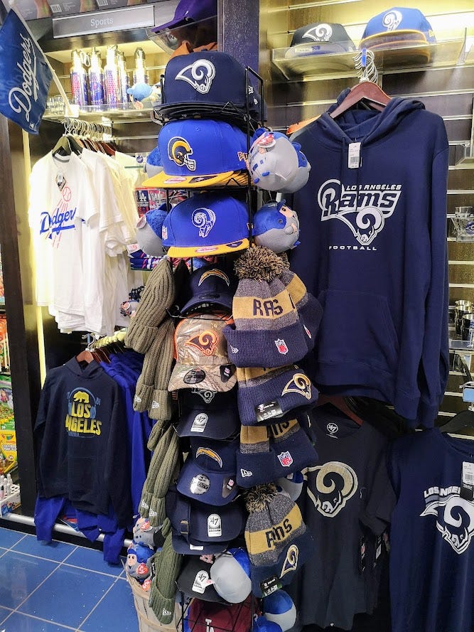 เจอสินค้าที่ระลึกของทีม Los Angeles Rams ที่เข้าชิง Superbowl ปีนี้ด้วยครับ