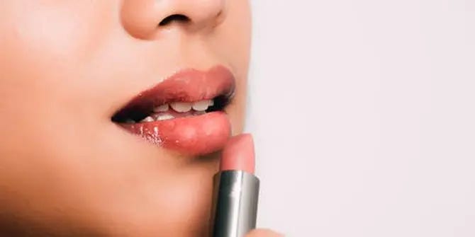 Penampilan bibir yang cerah dan merah muda sering dianggap sebagai tanda kesehatan dan kecantikan