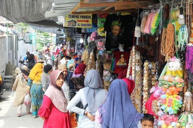 Strategi Pengembangan UMKM di Kawasan Wisata Religi Makam Gus Dur Tebuireng : Tantangan Usaha Lokal…