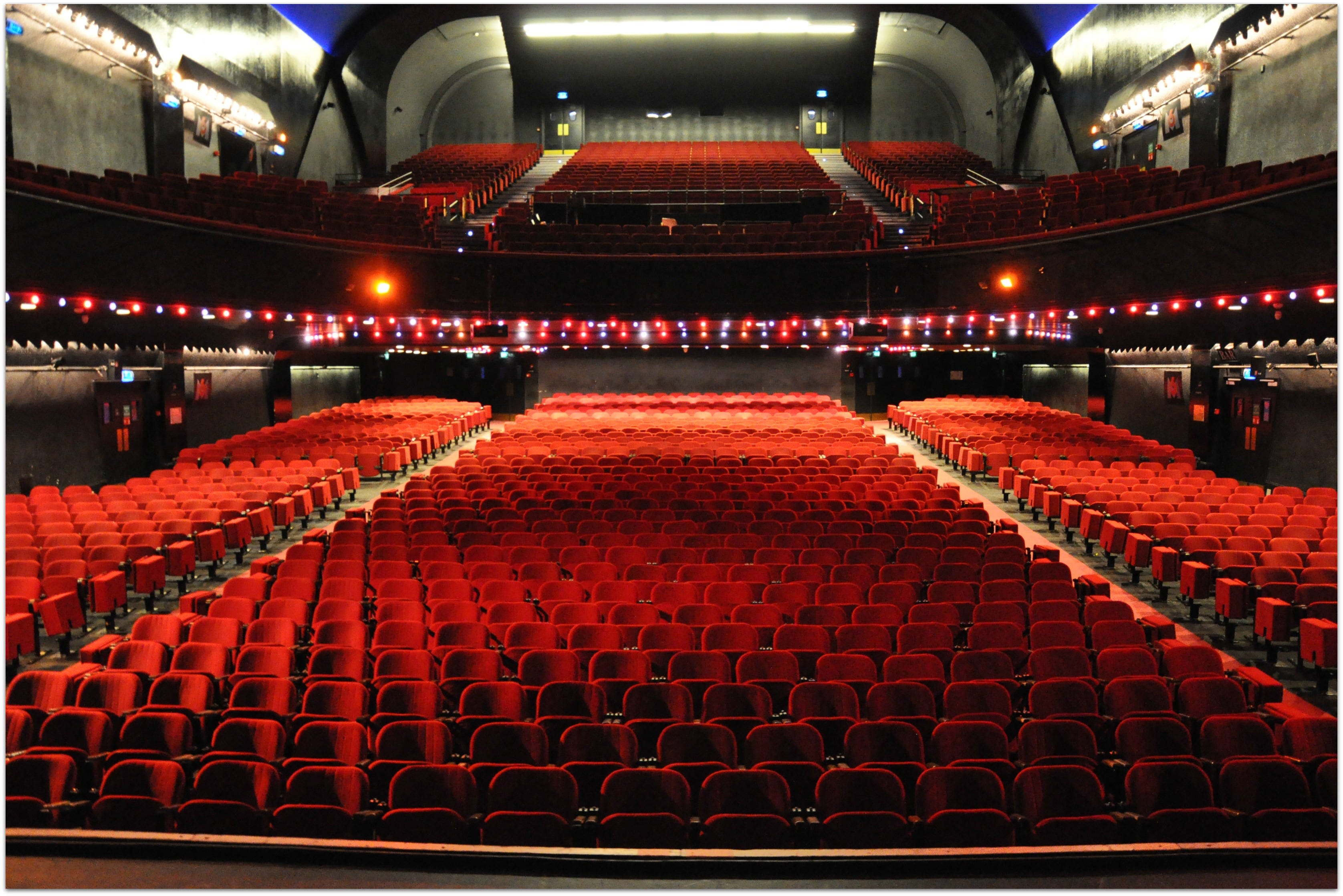 Концертные залы парижа. Зал Олимпия в Париже. Олимпия (концертный зал). Олимпия Франция концертный зал. Мюзик-Холл Олимпия.