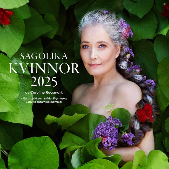 Agneta Sjödin porträtterad med lång hårfläta framför en vägg med stora blad omslagsbild för Sagolika Kvinnor 2025