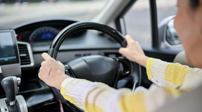 Why Manual Driving Lessons Are Still Relevant?